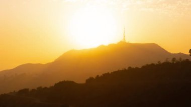 LOS ANGELES, CANIFORNIA, ABD - 2 Nisan 2021: Günbatımından alacakaranlığa Hollywood 'un zamanaşımı görüntüsü