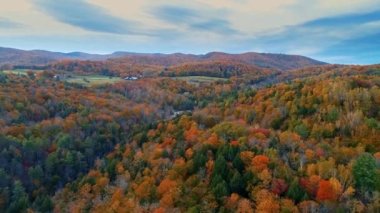 New England 'da sonbahar yapraklı dağın havadan görünüşü.