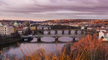 Prag kenti, Çek Cumhuriyeti 'nde ufuk çizgisi mimarisi ve köprü zaman aşımı manzarası.