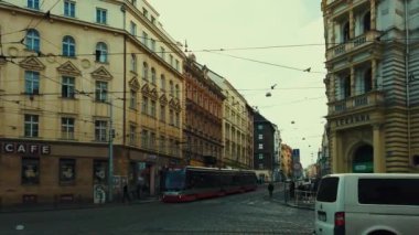 PRAG, CZECH Cumhuriyet - 14 MAR 2020: Tramvay ve tarihi kent mimarisi ile sokak manzarası.