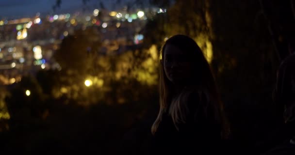 Ung Flicka Bakgrunden Natten Staden Malaga Spanien — Stockvideo