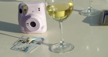 Bir bardak şarap ve fotoğraf makinesi. 