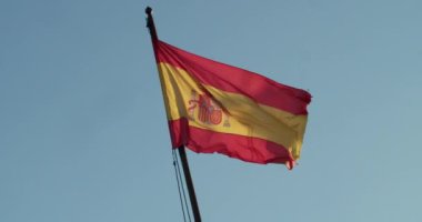 İspanya bayrağı gökyüzünde dalgalanıyor