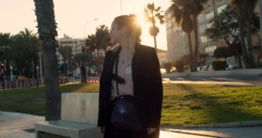 Gün batımında kız portresi. Malaga İspanya 'ya yakın.