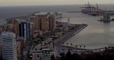 Günbatımında şehir silueti Malaga İspanya
