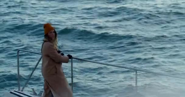 Flicka Båt Havet Vintern Malaga Spanien — Stockvideo