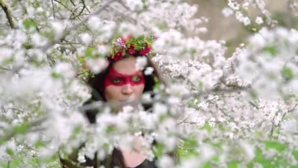 Porträtt Kvinna Med Blommor Ukraina Krigare — Stockvideo