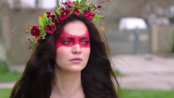 Retrato Uma Mulher Com Flores Ucrânia Guerreiro — Vídeo de Stock