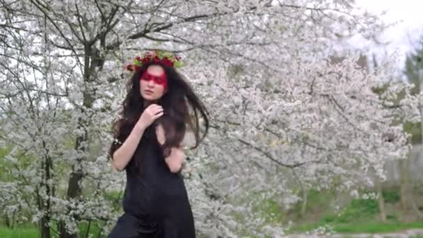 Portret Van Een Vrouw Met Bloemen Oekraïne Krijger — Stockvideo