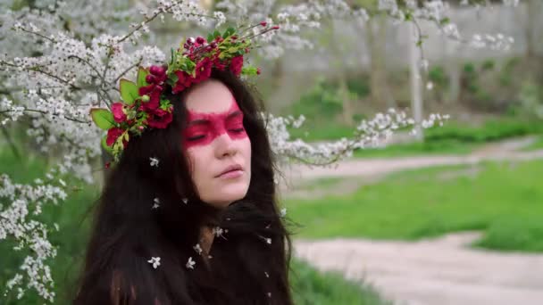 Portrét Ženy Květinami Ukrajina Bojovník — Stock video