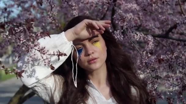 Young Attractive Girl Portrait Ukrainian Flag Spring Cherry Garden — Vídeo de stock