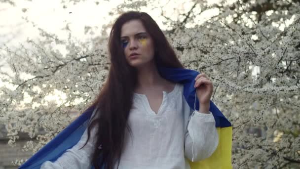 Young Attractive Girl Portrait Ukrainian Flag Spring Cherry Garden — Vídeo de stock