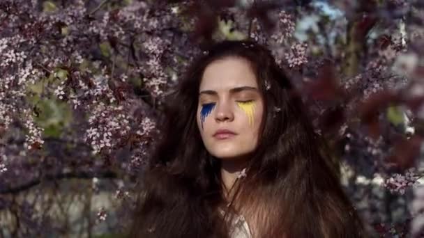 Young Attractive Girl Portrait Ukrainian Flag Spring Cherry Garden — Vídeo de Stock