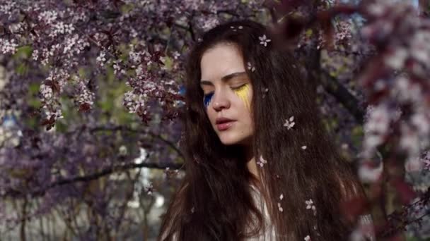 Retrato Menina Atraente Jovem Com Bandeira Ucraniana Jardim Cereja Primavera — Vídeo de Stock