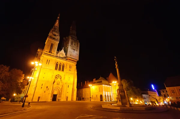 Veduta notturna della Cattedrale dell'Assunzione della Vergine Maria a Zagabria, Croazia — Foto Stock