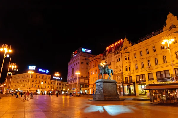 Night view of Ban Josip Jelacic Square in Zagreb, Croatia — Stock Photo, Image