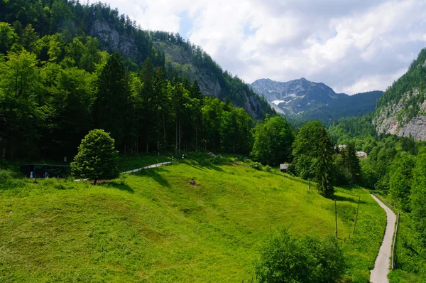 阿尔卑斯山和在 salzbergwerk 哈尔施塔特，奥地利 — 图库照片