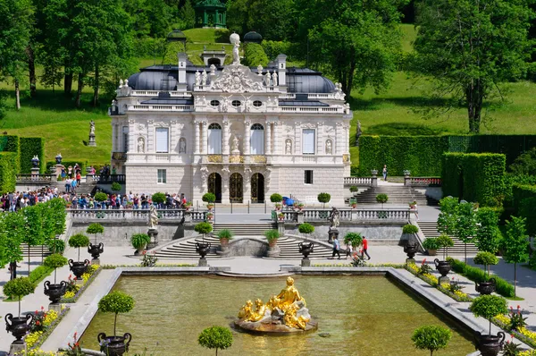 Linderhofin palatsi Saksassa — kuvapankkivalokuva