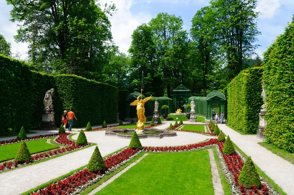 Tuin van het slot linderhof paleis in Duitsland — Stockfoto
