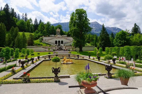 Tuin van het slot linderhof paleis in Duitsland — Stockfoto