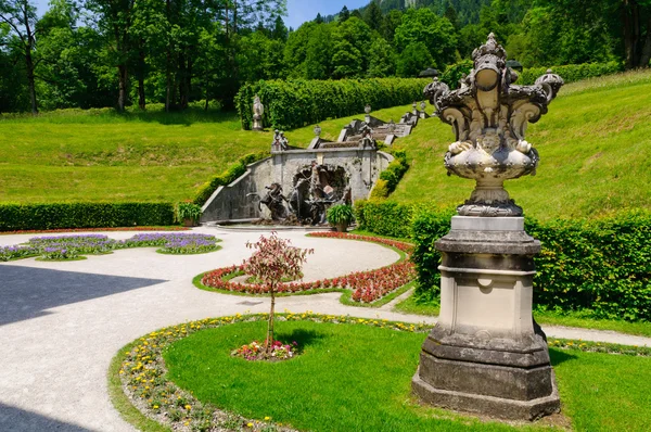 Tuin van het slot linderhof paleis in Duitsland — Stockfoto