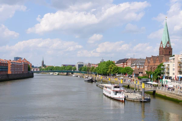 Paysage urbain le long de la rivière Weser à Brême, Allemagne — Photo