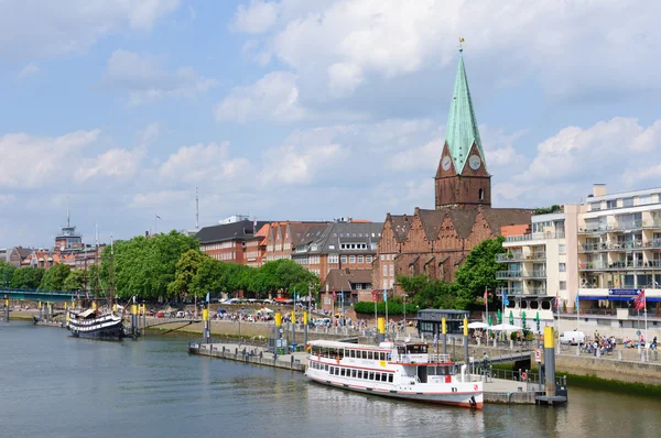 Stadsbilden längs floden weser i bremen, Tyskland — Stockfoto