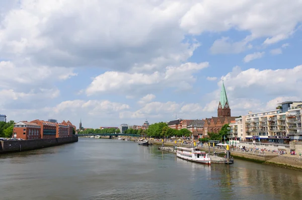 Stadsbilden längs floden weser i bremen, Tyskland — Stockfoto