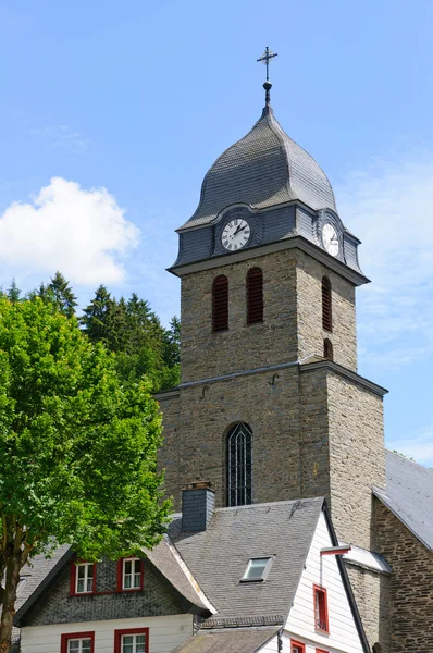 Iglesia en una plaza de Monschau, Alemania —  Fotos de Stock