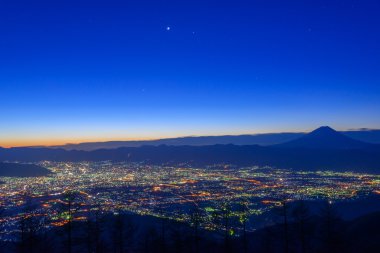 kofu şehir ve mt.fuji gece görünümü