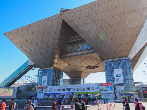 TOKYO, JAPAN - November 23, 2013: Entrance of Tokyo Big Sight to the 43rd Tokyo Motor Show — Stock Photo, Image