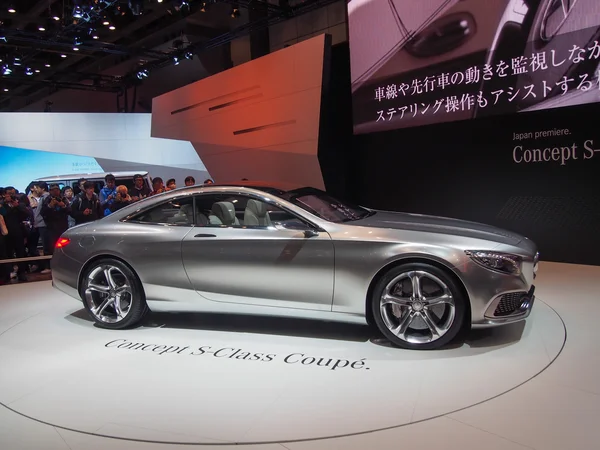 TOKYO, JAPAN - November 23, 2013: New S-Class Coupe at the booth of Mercedes-Benz — Stock Photo, Image