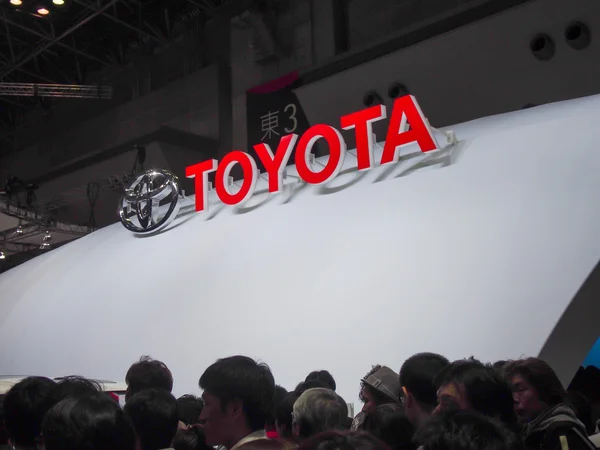 ТОКИО, Япония - 23 ноября 2013 года: стенд на выставке Toyota Motor — стоковое фото
