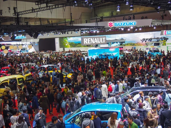 TOKYO, JAPAN - November 23, 2013: Visitors at the Tokyo Motor Show — Stock Photo, Image