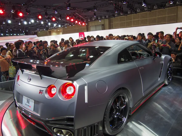 ТОКИО, Япония - 23 ноября 2013 года: GT-R на стенде Nissan Motor — стоковое фото