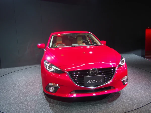 TOKYO, JAPAN - 23 noiembrie 2013: New Axela (New Mazda 3) la standul Mazda Motor — Fotografie, imagine de stoc