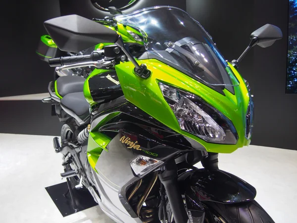 Tokyo, Japonya - 23 Kasım 2013: kawasaki motosiklet standında — Stok fotoğraf