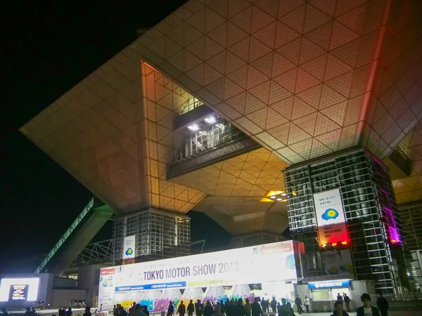 Τόκιο, Ιαπωνία - 23 Νοεμβρίου 2013: είσοδο του Τόκιο μεγάλο θέαμα να το 43ο σαλόνι αυτοκινήτου του Τόκιο το βράδυ — Φωτογραφία Αρχείου