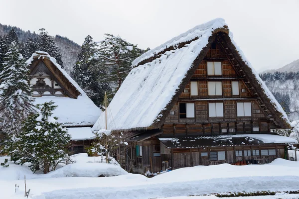 Historyczne wsi shirakawa odchodzenie w zimie — Zdjęcie stockowe