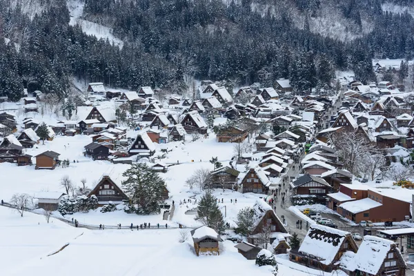 白川方明去冬天的历史村 — 图库照片