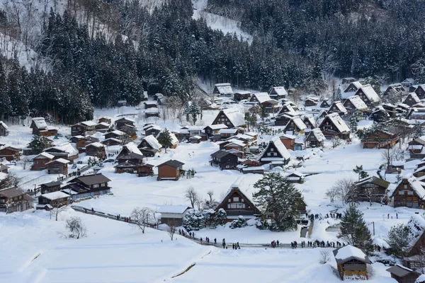 白川方明去冬天的历史村 — 图库照片