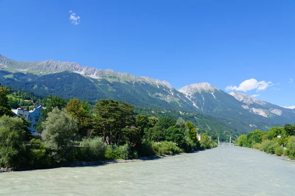 Řeka Inn a panoráma města Innsbrucku v Rakousku — Stock fotografie