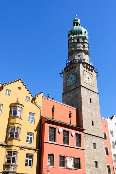 Stadtturm ve Avusturya'da Innsbruck cityscape — Stok fotoğraf