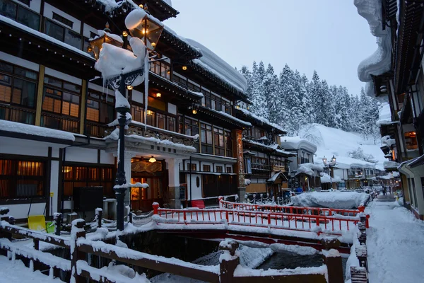 Historiska distriktet Ginzans-onsen på vintern — Stockfoto