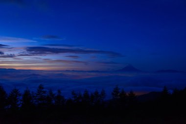 bulutlar ve mt. fuji deniz