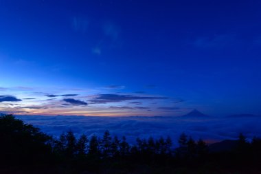 bulutlar ve mt. fuji deniz