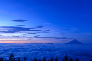 bulutlar ve mt. fuji deniz
