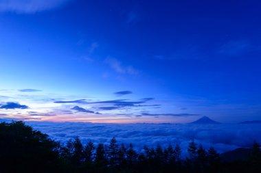 bulutlar ve mt. fuji deniz