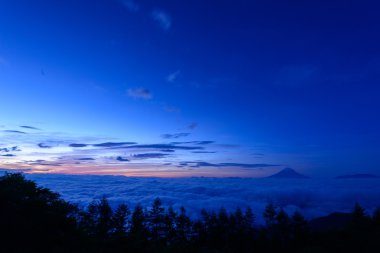 bulutlar ve mt. fuji deniz