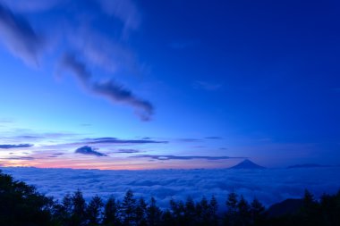 bulutlar ve mt. fuji deniz